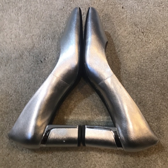 DKNY Elie Silver Leather Upper Closed Toe Pumps with Block Heel-Size 8 - Picture 4 of 9